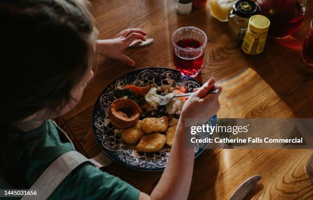 child is about to tick in to a full sunday roast - chicken nuggets stock-fotos und bilder