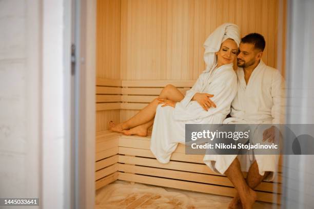 mari et femme dans le sauna - turkish bath photos et images de collection