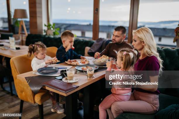 family lunch - restaurant kids stockfoto's en -beelden