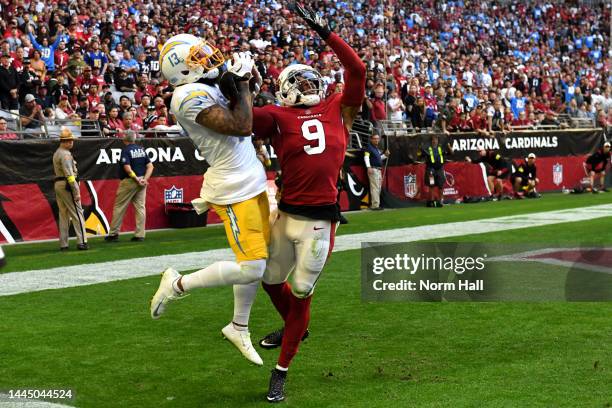 Keenan Allen of the Los Angeles Chargers works to make a catch while being defended by Isaiah Simmons of the Arizona Cardinals in the fourth quarter...