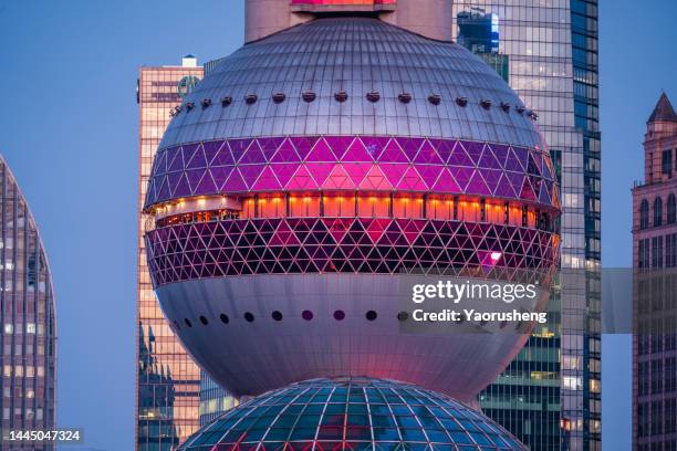 shanghai oriental pearl tower at twilight - torre oriental pearl imagens e fotografias de stock