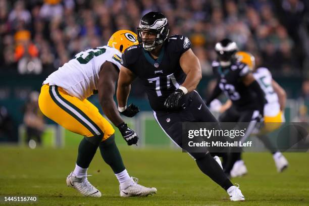 Ndamukong Suh of the Philadelphia Eagles rushes the passer against Yosh Nijman of the Green Bay Packers at Lincoln Financial Field on November 27,...