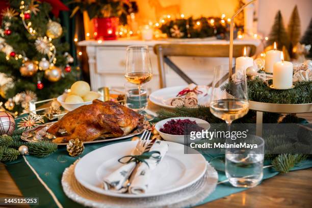 weihnachtsessen gänsetruthahnbraten mit orangenscheiben, rotkohl und kartoffelknödeln in gemütlicher heimat - christmas table turkey stock-fotos und bilder