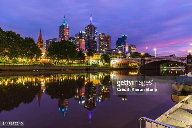 melbourne city and princes bridge over yarra river - long weekend australia stock-fotos und bilder