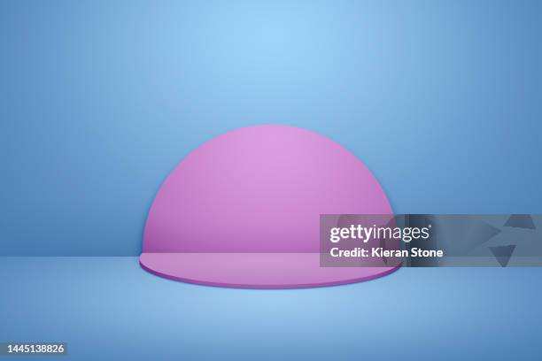 blank studio backdrop with curved platform - kulisse hergestellter gegenstand stock-fotos und bilder