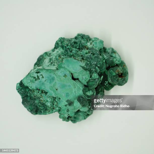green turqoise rough malachite - malaquita fotografías e imágenes de stock