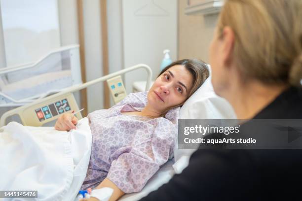 retrato de una joven triste acostada en el hospital - mujer hospital fotografías e imágenes de stock