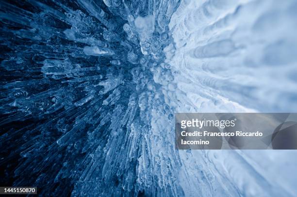 abisko, frozen natural textured sculptures near lake in the arctic polar days, winter in swedish lapland. sweden - ijspegel stockfoto's en -beelden
