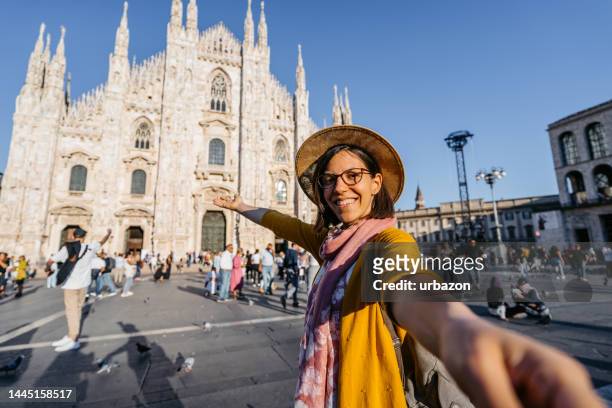 joven turista con una videollamada frente a la catedral de milán - catedral de milán fotografías e imágenes de stock