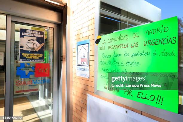 Banner at the gates of the Arganda del Rey Health Center on the occasion of the death of a man after requesting urgent assistance to the PAC without...