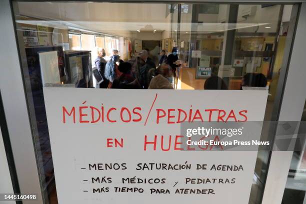 Banner at the gates of the Arganda del Rey Health Center on the occasion of the death of a man after requesting urgent assistance to the PAC without...