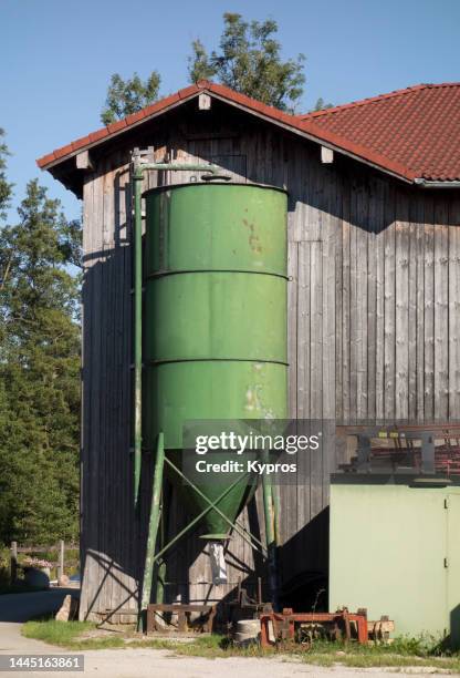 rural barn or equipment shed - tile barn outdoor centre stock pictures, royalty-free photos & images