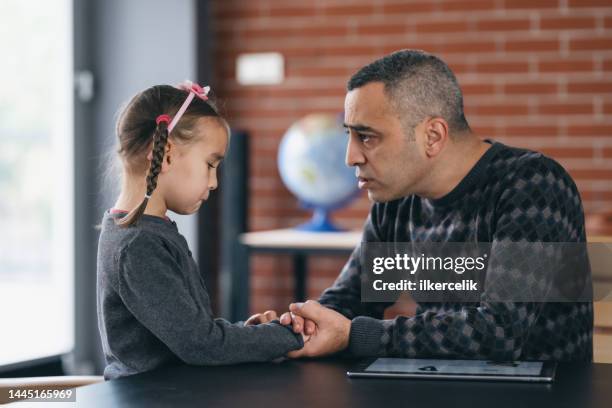 padre consuela a su pequeña hija triste - divorce kids fotografías e imágenes de stock