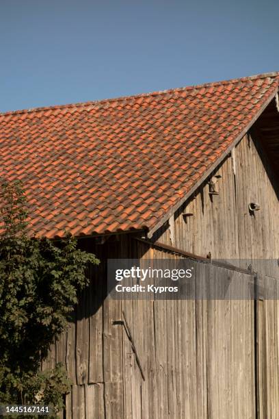 rural barn or equipment shed - tile barn outdoor centre stock pictures, royalty-free photos & images