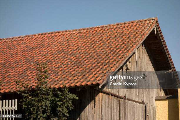 rural barn or equipment shed - tile barn outdoor centre stock pictures, royalty-free photos & images
