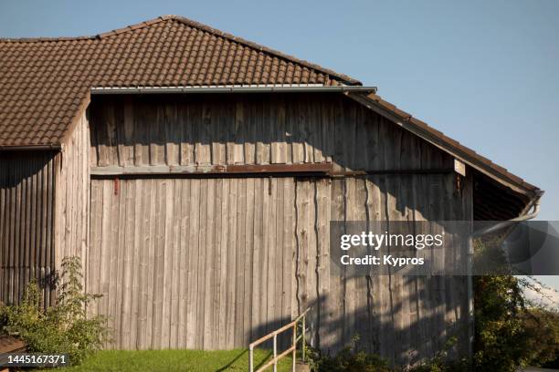 rural barn or equipment shed - tile barn outdoor centre stock pictures, royalty-free photos & images