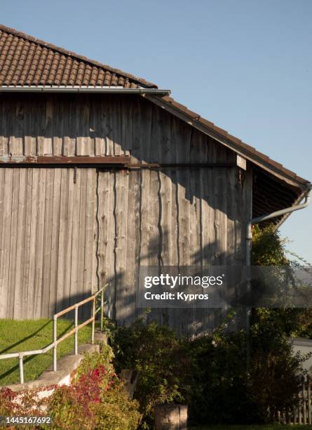 rural barn or equipment shed - tile barn outdoor centre stock pictures, royalty-free photos & images