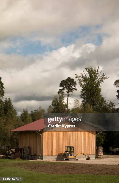 rural barn or equipment shed - cabana estrutura construída imagens e fotografias de stock