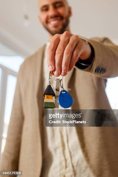homem feliz segurando as chaves de sua nova casa - house keys - fotografias e filmes do acervo
