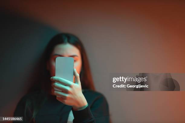 l'uso eccessivo dei social media - online bullying foto e immagini stock