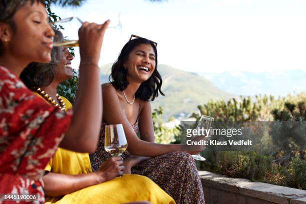 female friends laughing by woman drinking wine - freundinnen wein stock-fotos und bilder