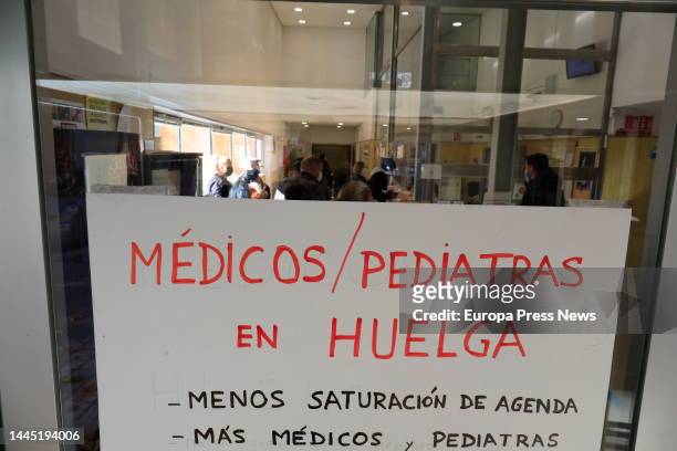 Banner at the gates of the Arganda del Rey Health Center on the occasion of the death of a man who died after requesting urgent assistance at the...