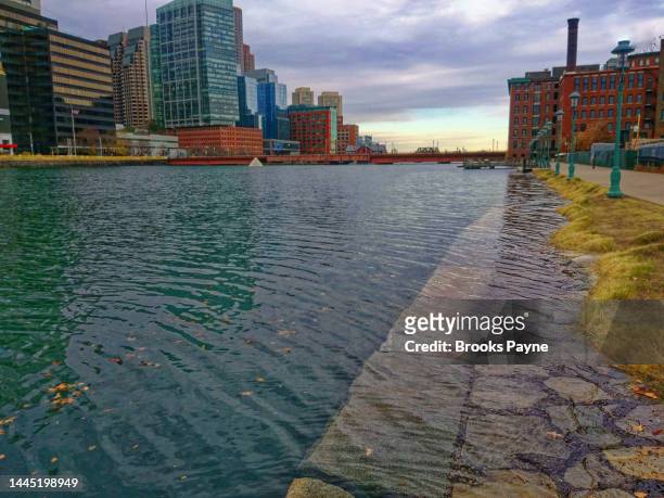 a king tide floods boston's seaport along the fort point channel. - sea level 個照片及圖片檔
