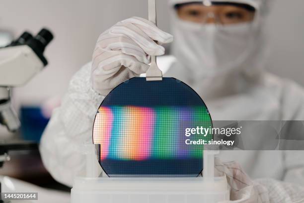 chip engineer is taking wafer out from box - nanotecnología fotografías e imágenes de stock