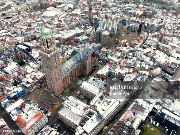 torre de la iglesia de peperbus vista fría de la mañana en la ciudad de zwolle, overijssel - overijssel fotografías e imágenes de stock