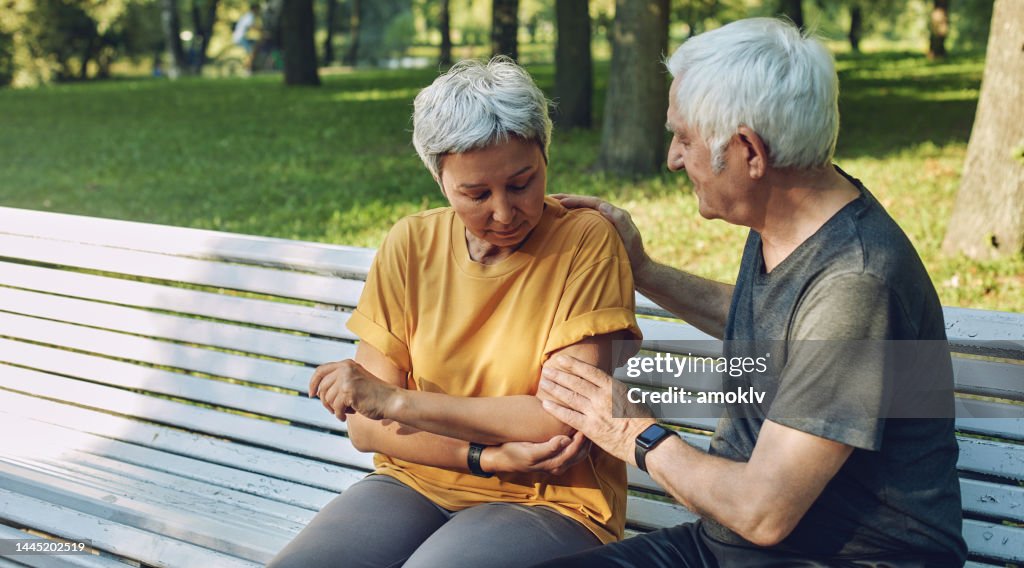 Older woman got injured shoulder during stroll with husband