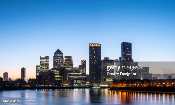 el horizonte de london canary wharf city en twilight, reino unido - london docklands fotografías e imágenes de stock