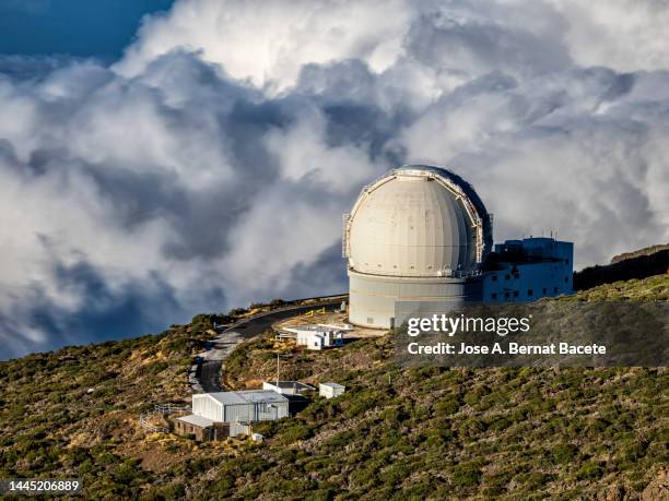 roque de los muchachos telescope and astronomical observatory on the island of la palma - observatorium stock-fotos und bilder