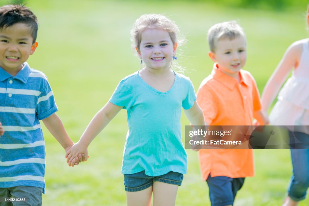 Enfants d’âge préscolaire main dans la main