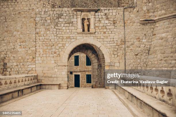 city gate and city dubrovnik croatia - porta da cidade - fotografias e filmes do acervo