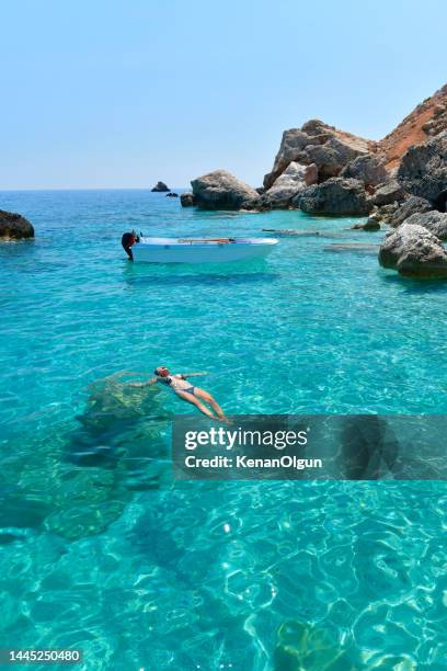澄んだ海で泳ぐ幸せな女性。 - アンタルヤ県 ストックフォトと画像