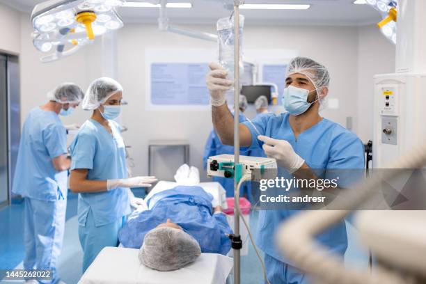 doctors preparing a patient for a medical procedure - anesthesia stock pictures, royalty-free photos & images