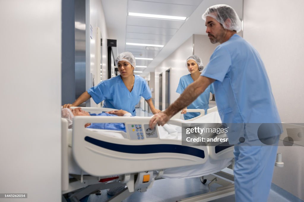 Petient wird in den Operationssaal des Krankenhauses gebracht