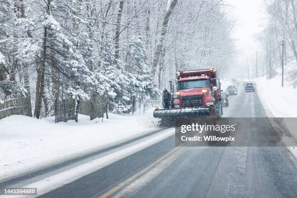 roter schneepflug-muldenkipper pflügt bergauf auf einer steilen ländlichen winterstraße - rochester bundesstaat new york stock-fotos und bilder