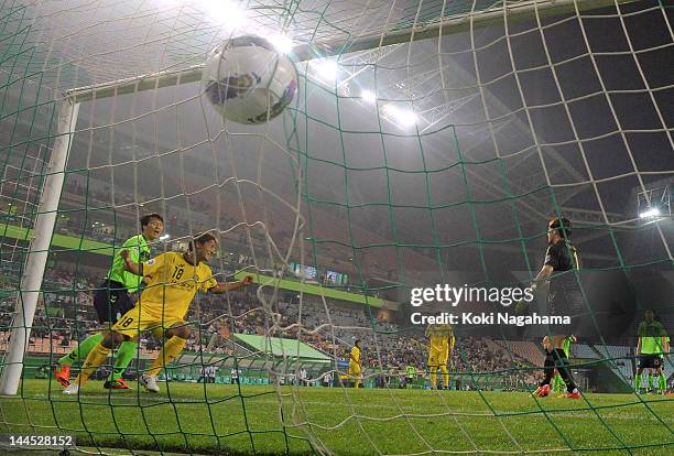 Junya Tanaka of Kashiwa Reysol celebrates the second goal during the AFC Champions League Group H match between Jeonbuk Hyundai Motors and Kashiwa...