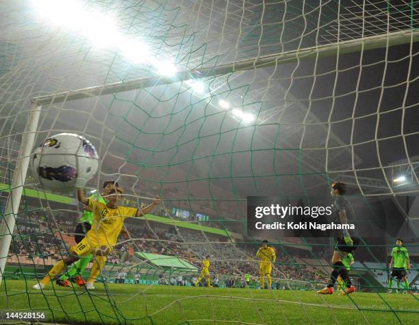 Junya Tanaka of Kashiwa Reysol celebrates the second goal during the AFC Champions League Group H match between Jeonbuk Hyundai Motors and Kashiwa...