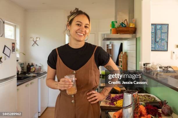 portrait of a woman in a kitchen - kombucha stockfoto's en -beelden