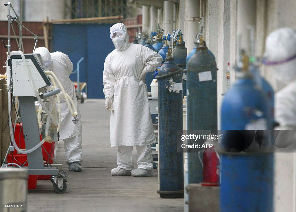 TOPSHOT-CHINA-HEALTH-PNEUMONIA-HOSPITAL