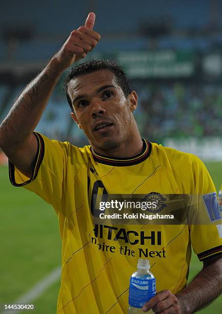 Leandro Domingues of Kashiwa Reysol celebrates on a lap of honour after the AFC Champions League Group H match between Jeonbuk Hyundai Motors and...