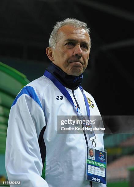 Nelsinho,coach of Kashiwa Reysol looks on prior to the AFC Champions League Group H match between Jeonbuk Hyundai Motors and Kashiwa Reysol at Jeonju...