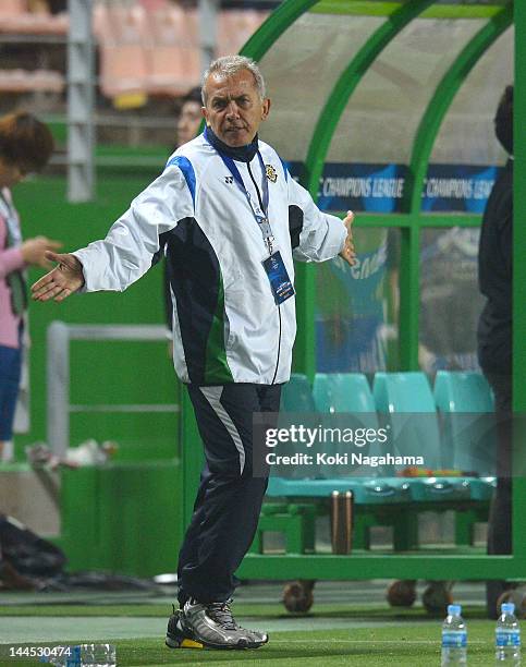 Nelsinho,coach of Kashiwa Reysol gestures during the AFC Champions League Group H match between Jeonbuk Hyundai Motors and Kashiwa Reysol at Jeonju...