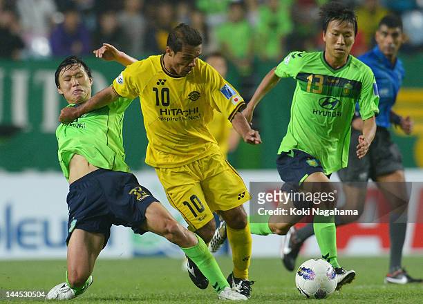 Leandro Domingues of Kashiwa Reysol competes for the ball against Park Wonjae and Hoon Jung of Jeonbuk Hyudai Motors during the AFC Champions League...