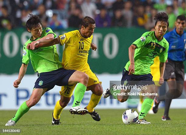 Leandro Domingues of Kashiwa Reysol competes for the ball againts Park Wonjae and Hoon Jung during the AFC Champions League Group H match between...