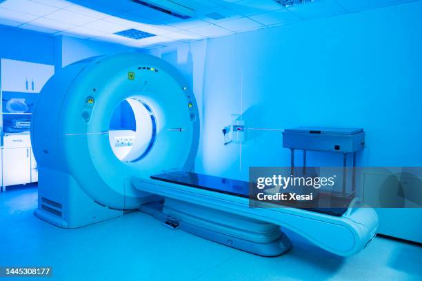 radiotherapy treatment machines (linear particle accelerator) - mri machine stockfoto's en -beelden