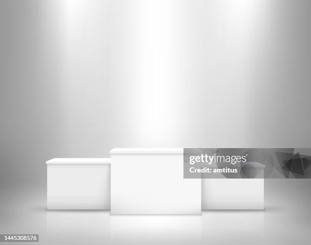 illustrazioni stock, clip art, cartoni animati e icone di tendenza di podio vincitori bianco - podio del vincitore
