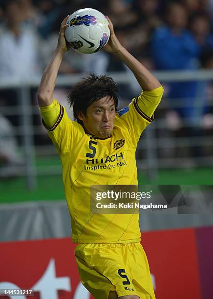 Tatsuya Masushima of Kashiwa Reysol throws the ball during the AFC Champions League Group H match between Jeonbuk Hyundai Motors and Kashiwa Reysol...